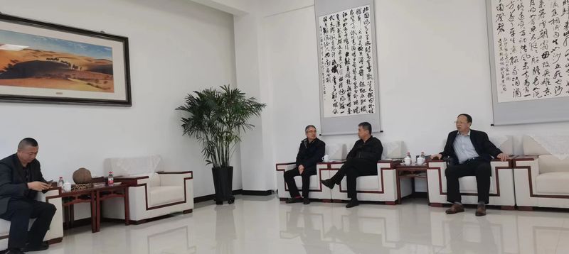 公司與哈密市政府領(lǐng)導洽談公司新疆發(fā)展思路，加大助力新疆能源發(fā)展！